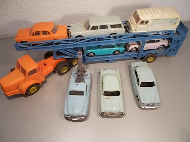 camion Berliet chargé de voitures